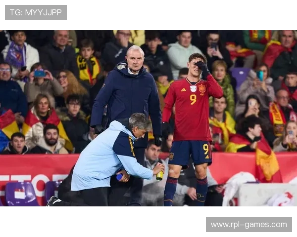 巴萨新核加维摘科帕奖，青春风暴领跑足坛